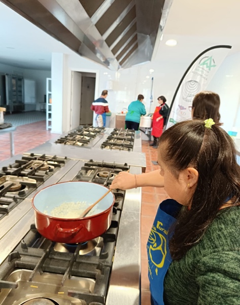 Una participante cocina en un taller de autonomía personal