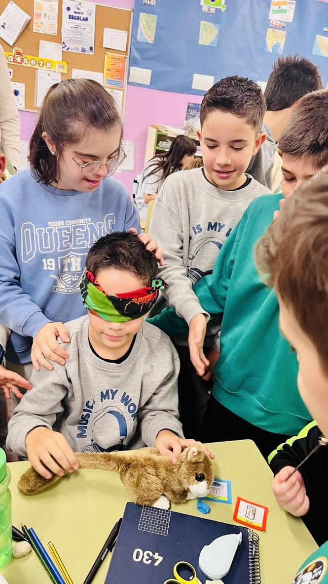 Escolares participan en una actividad sensorial con los ojos vendados y el apoyo de sus compañeros
