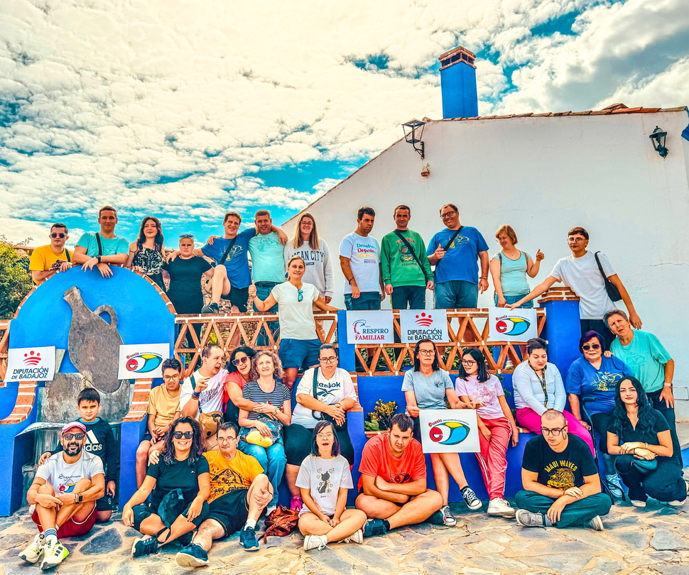 Participantes y equipo de Respiro Familiar posan juntos en una casa rural
