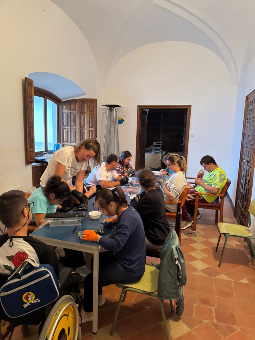 Grupo realizando una actividad manual con apoyo del equipo
